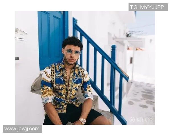 足球明星时尚解读 穿搭破洞牛仔裤展现个性与潮流魅力